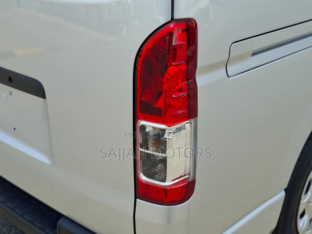 Toyota HiAce 2020 Silver - thumbnail 8
