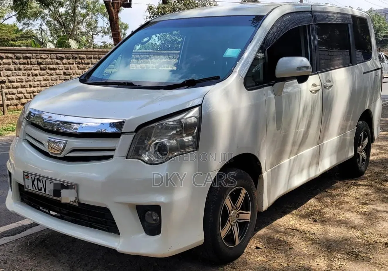 Toyota Noah 2012 White
