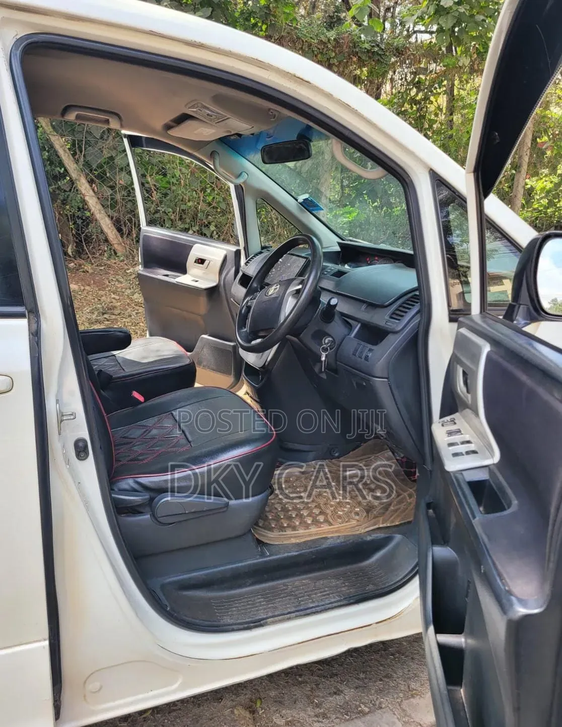 Toyota Noah 2012 White