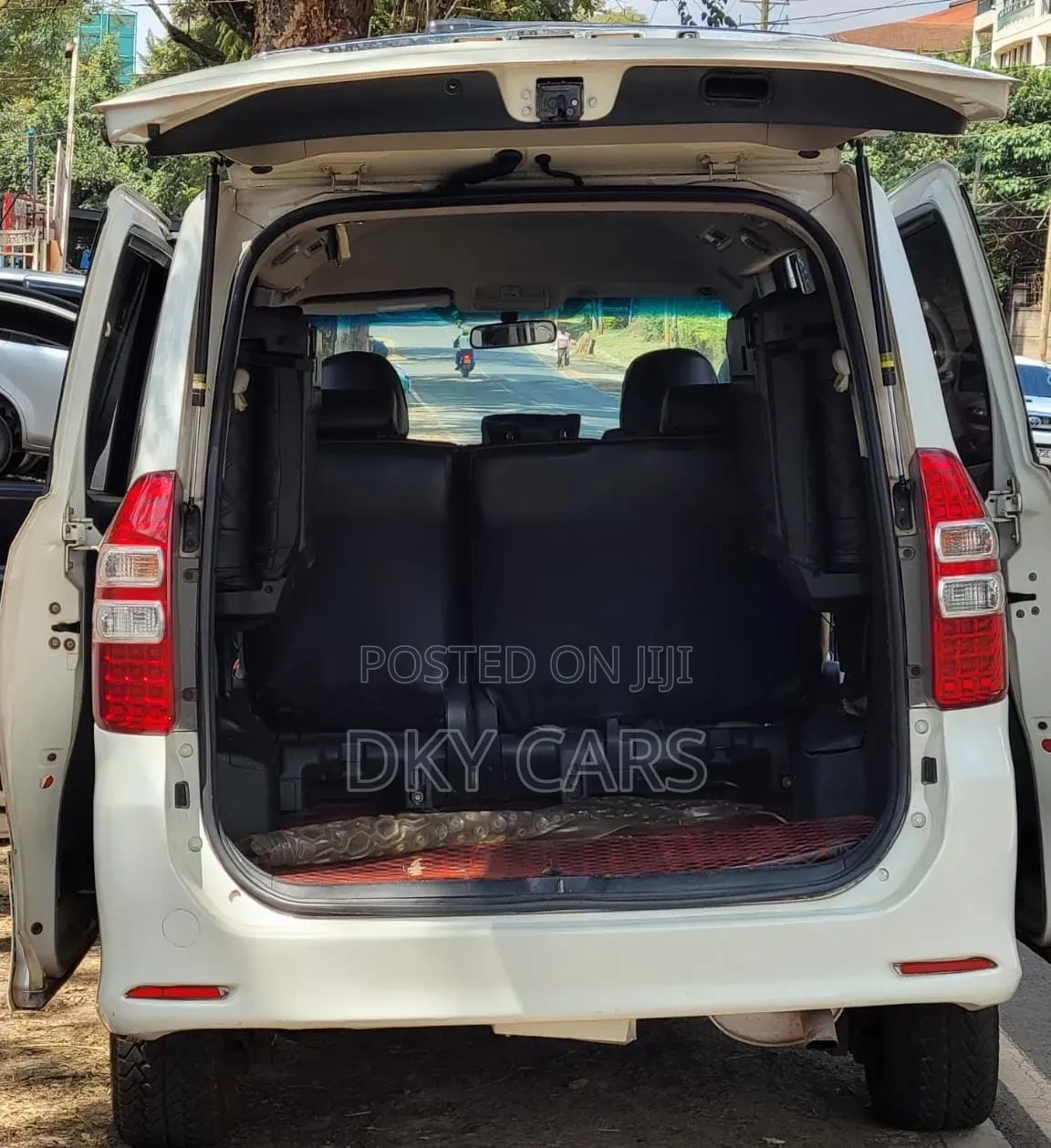 Toyota Noah 2012 White