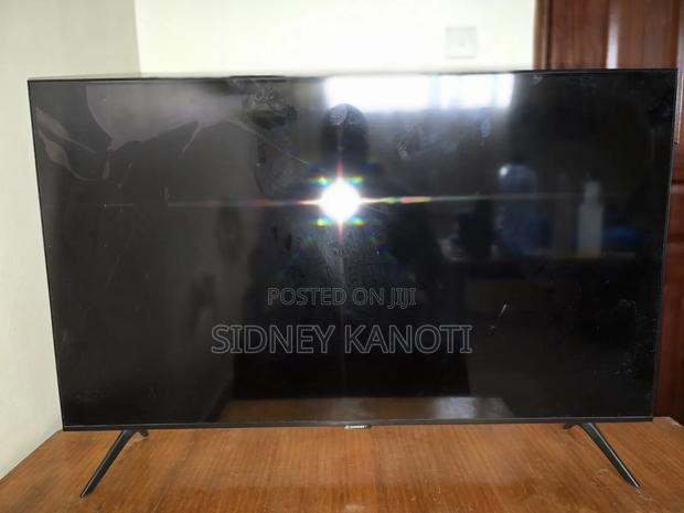 Samsung 43" Smart TV UA43TU8000U Broken Screen - thumbnail 4