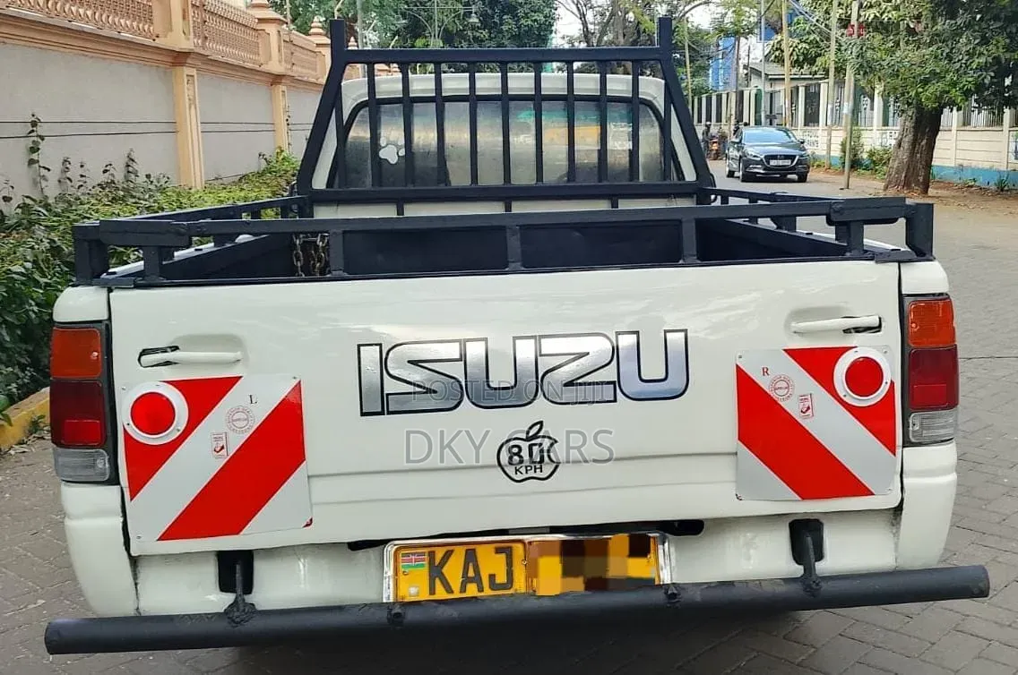 Isuzu Tougher 1998 White