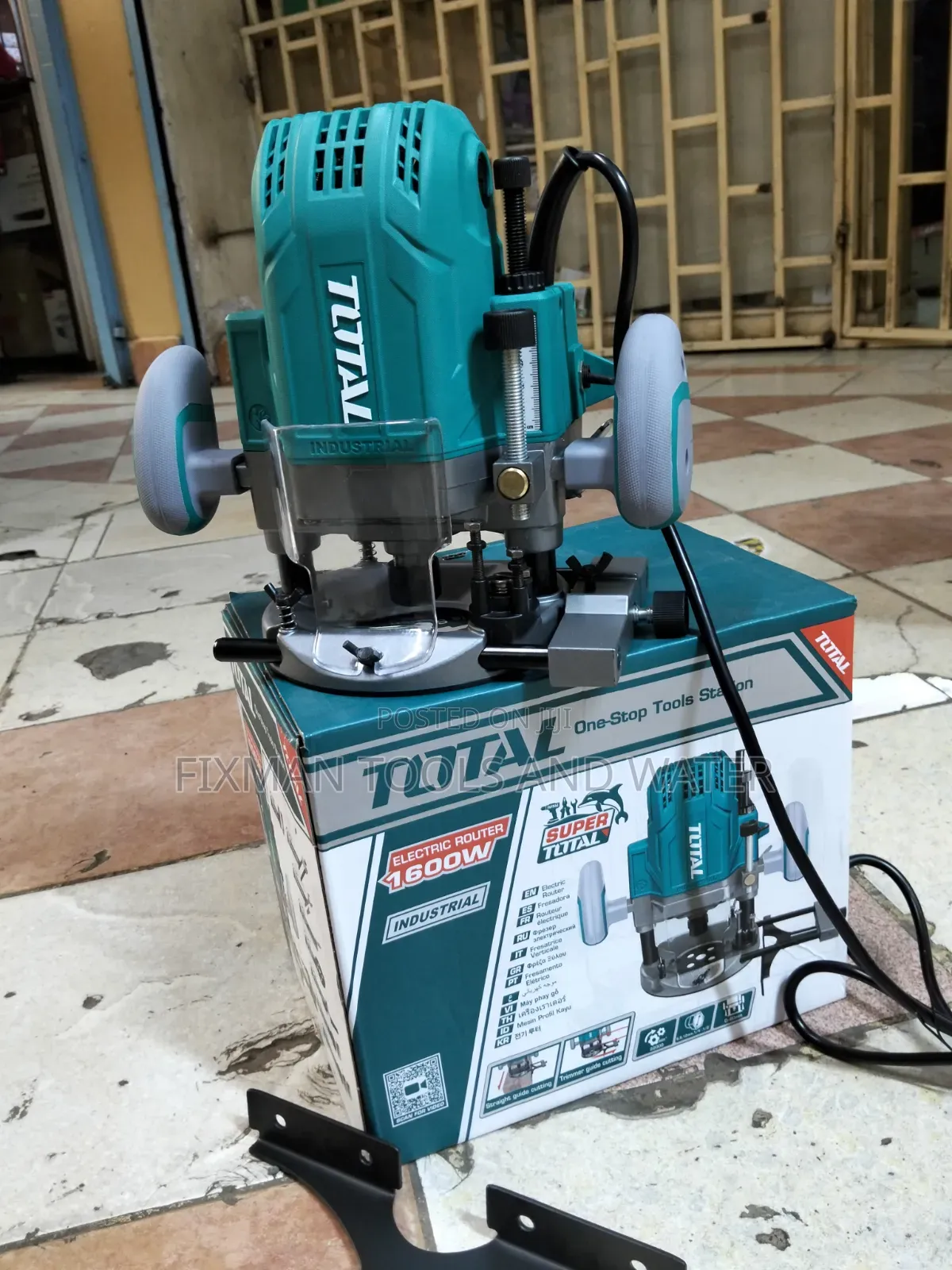 Modern Furniture Total Wood Router 1600 Watts and Set of Accessories