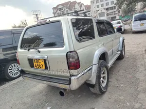 Toyota Hilux Surf 2000 Gold