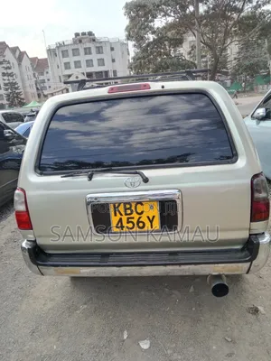 Toyota Hilux Surf 2000 Gold
