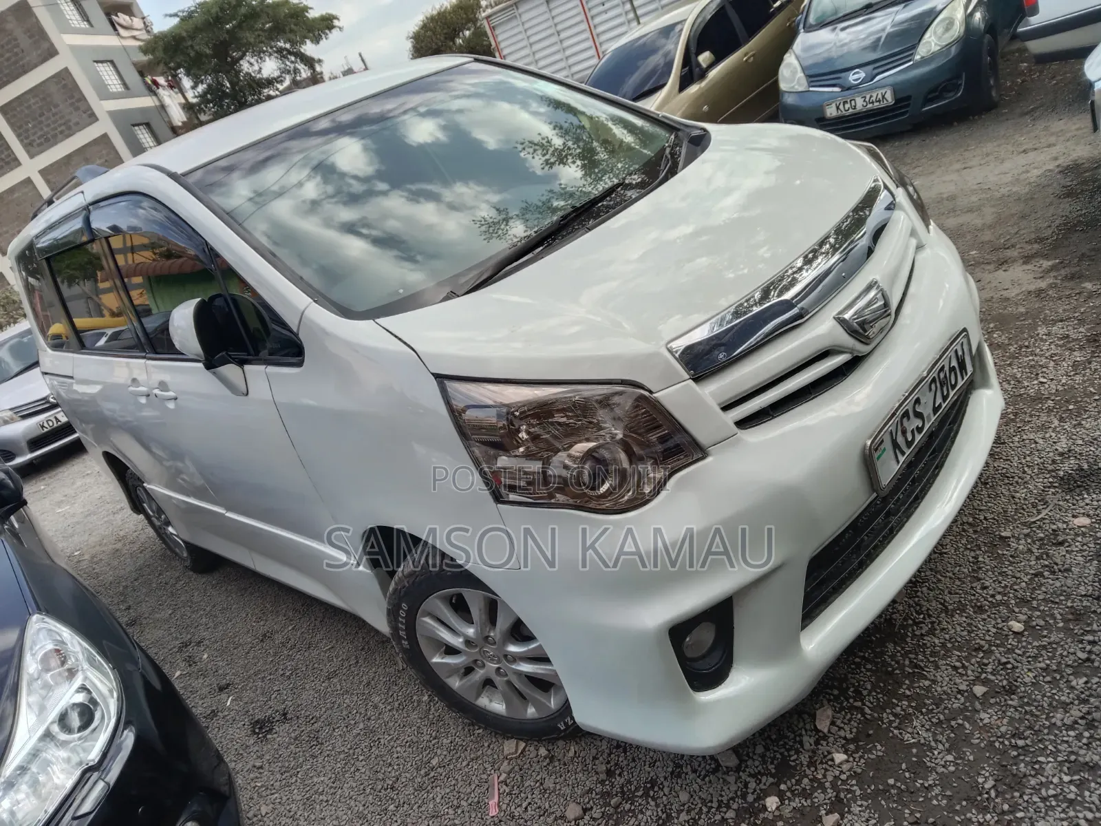 Toyota Noah 2012 White