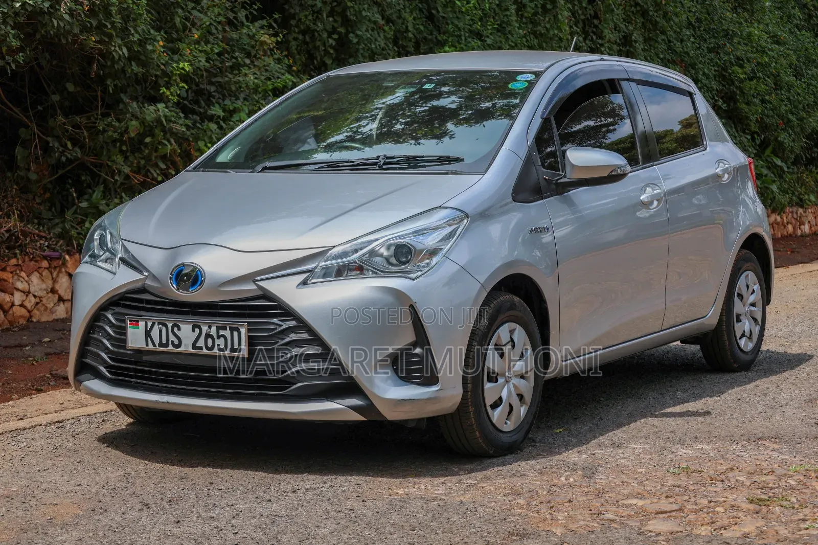 Toyota Vitz 2017 Silver