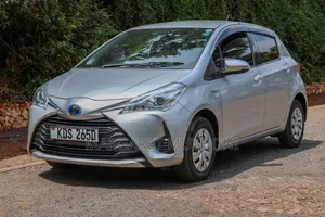 Toyota Vitz 2017 Silver