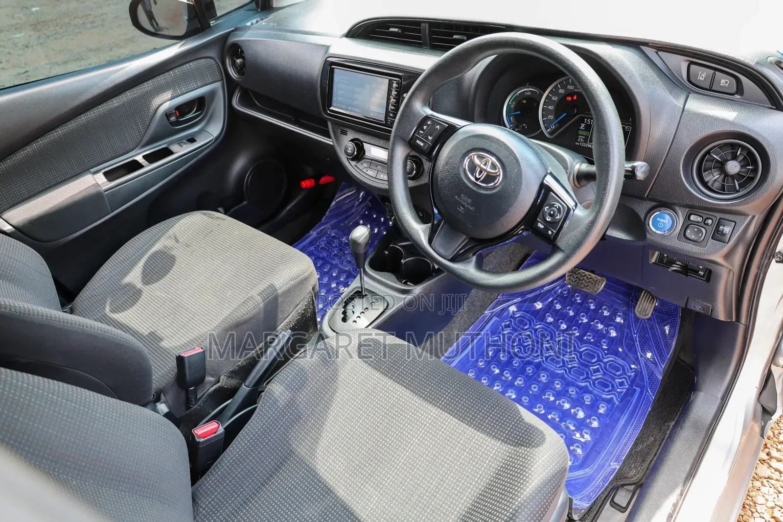 Toyota Vitz 2017 Silver