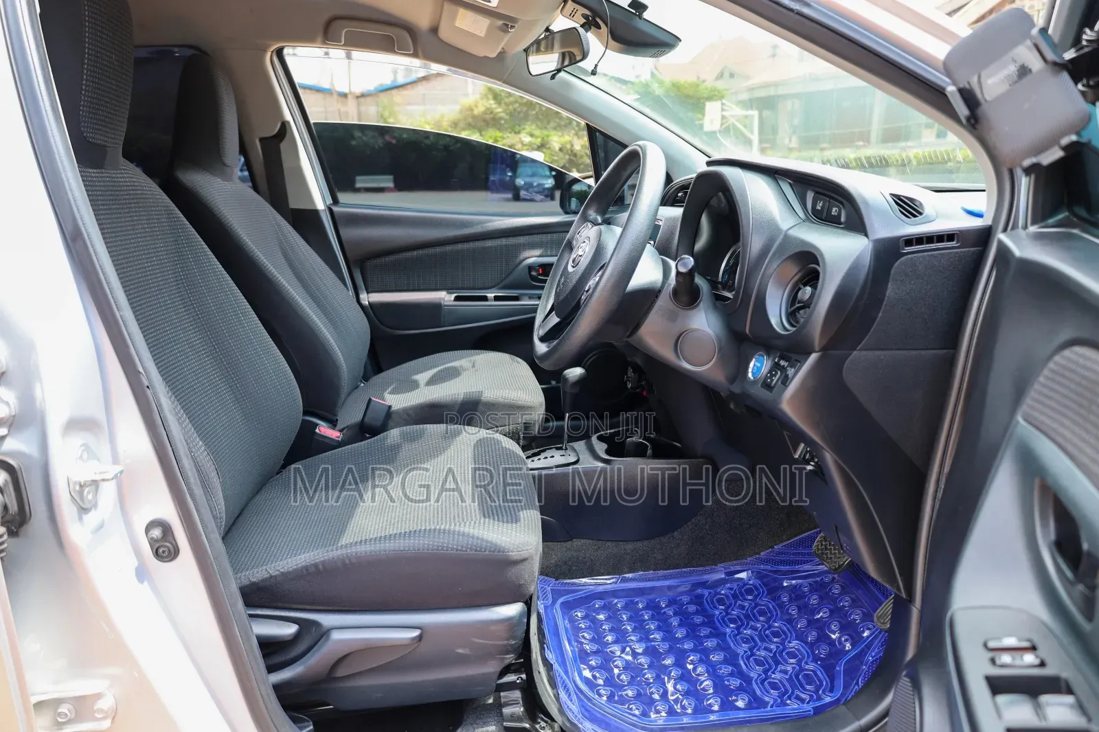 Toyota Vitz 2017 Silver