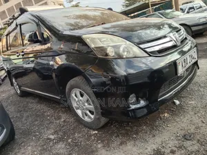 Toyota ISIS 2013 Black