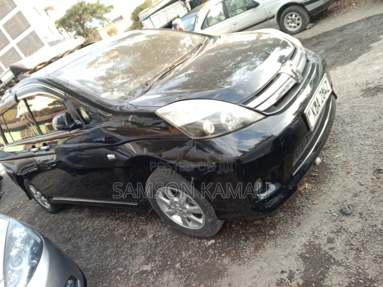 Toyota ISIS 2013 Black