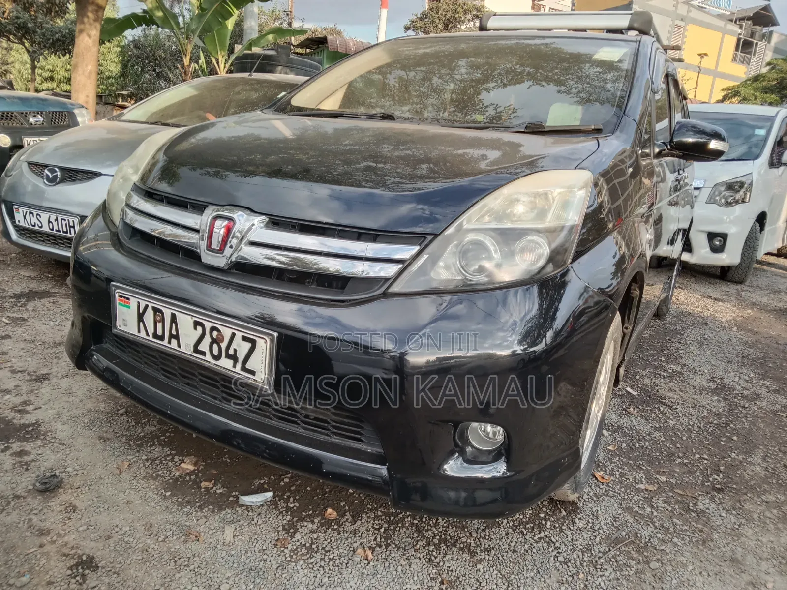 Toyota ISIS 2013 Black