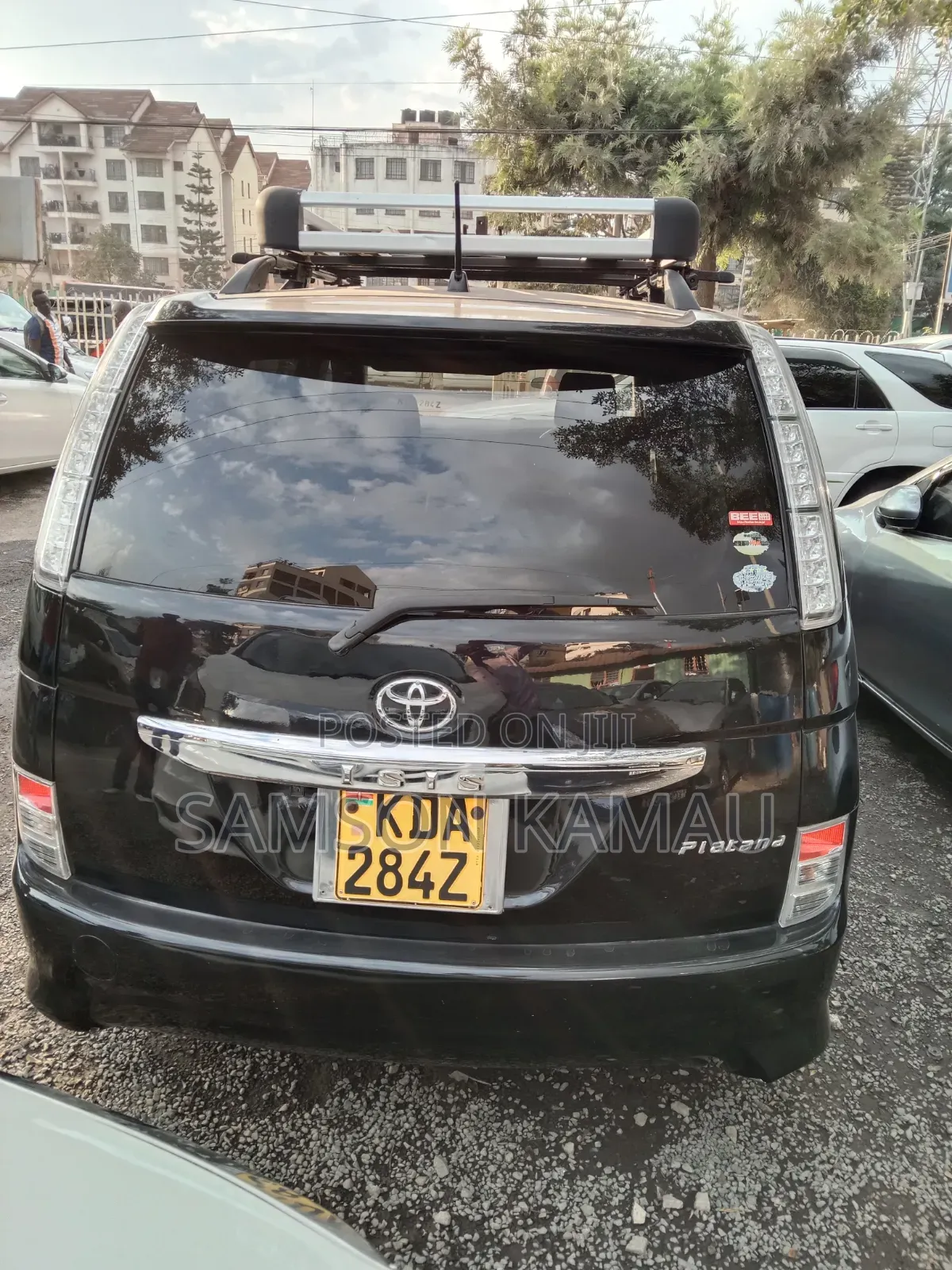 Toyota ISIS 2013 Black