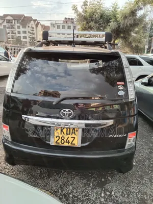 Toyota ISIS 2013 Black