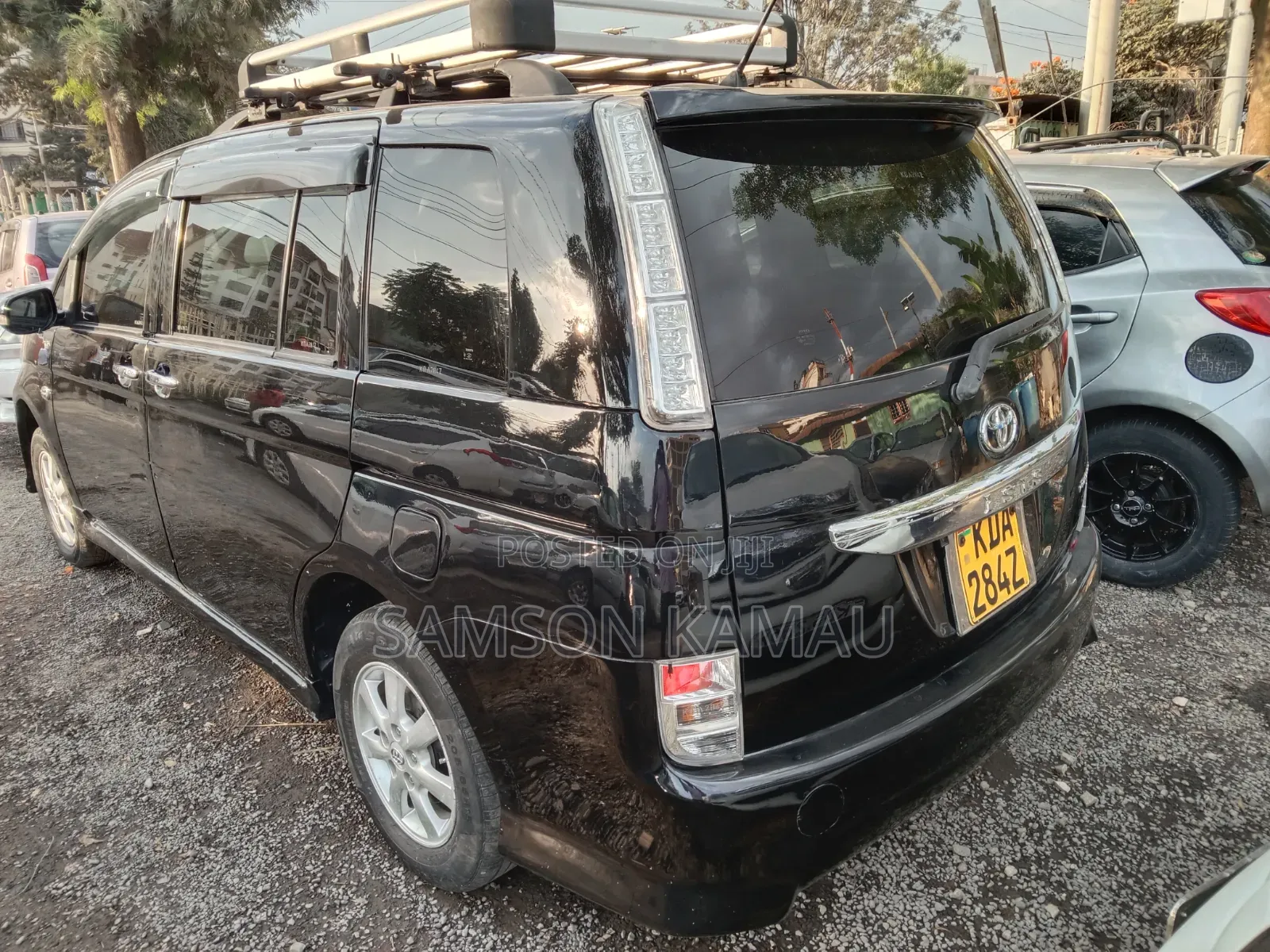 Toyota ISIS 2013 Black