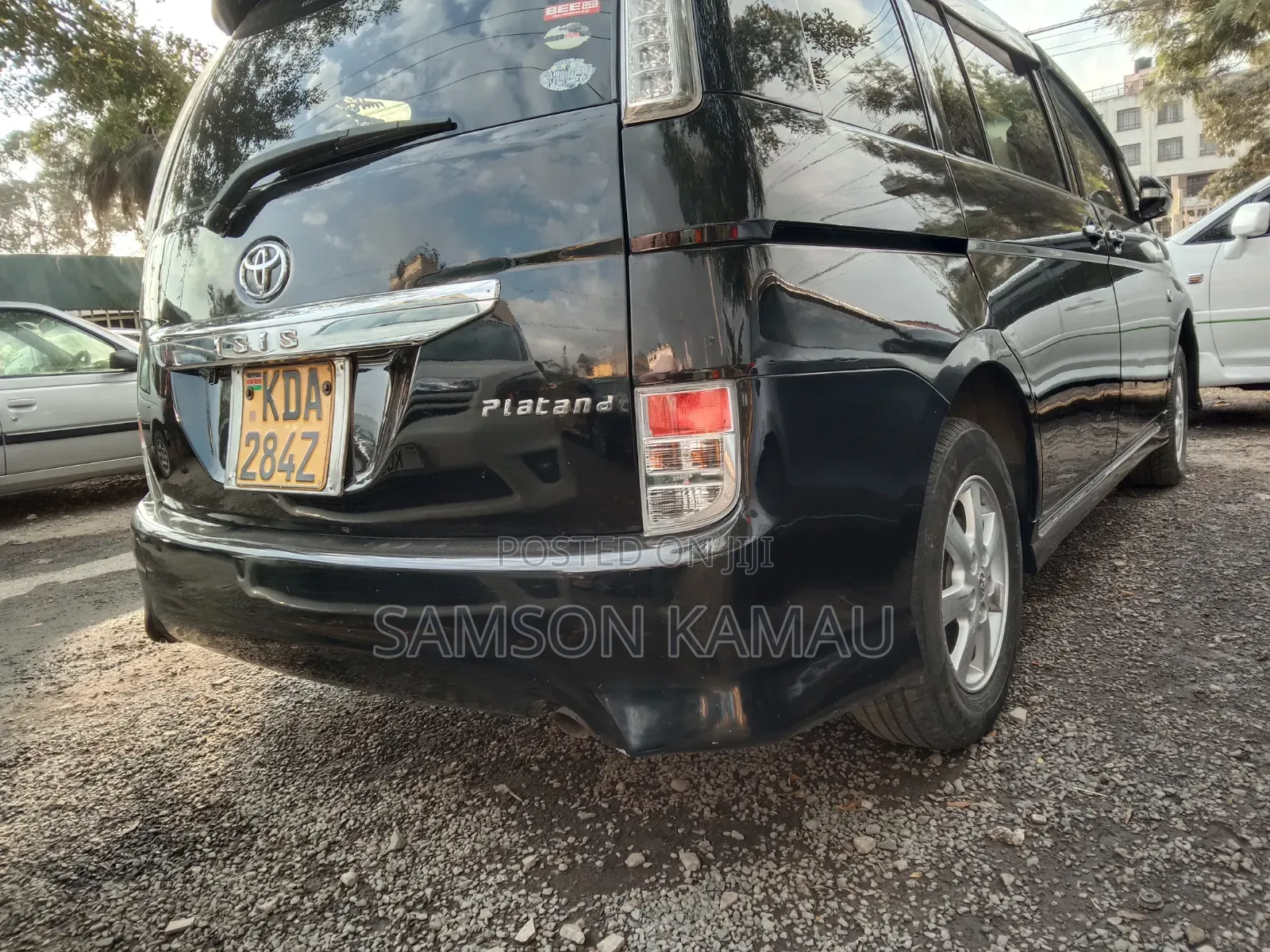 Toyota ISIS 2013 Black