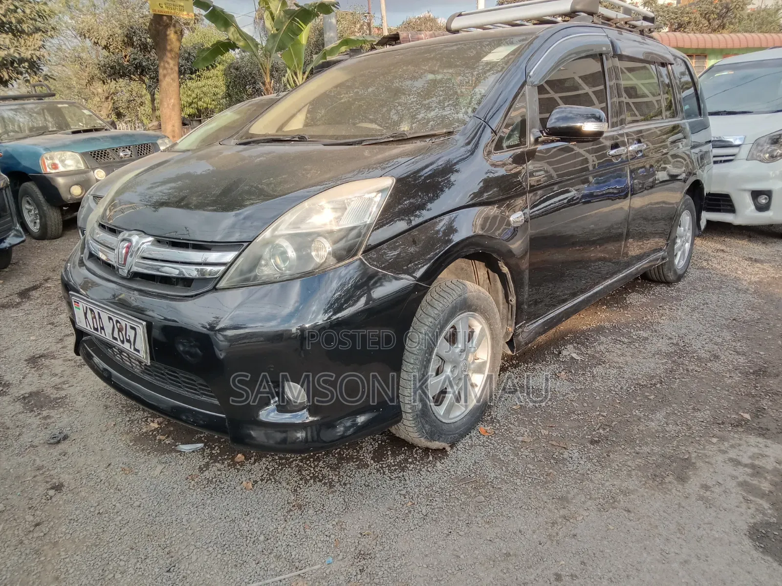 Toyota ISIS 2013 Black