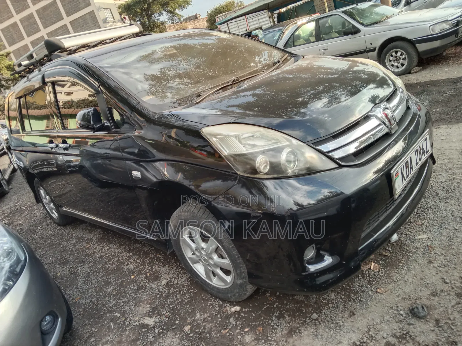 Toyota ISIS 2013 Black