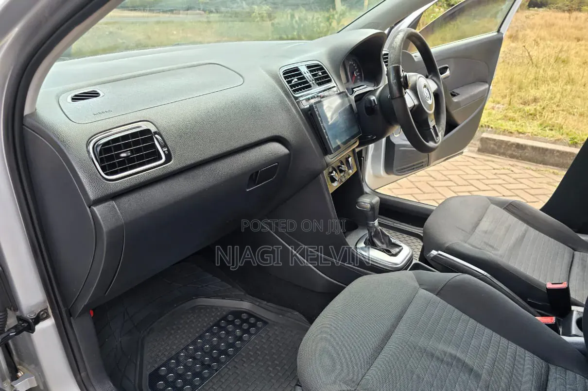 Volkswagen Polo 2011 Silver