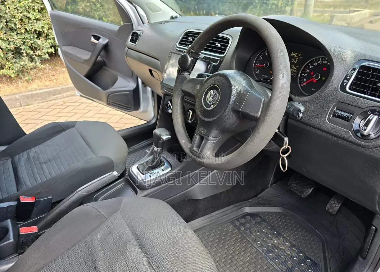 Volkswagen Polo 2011 Silver
