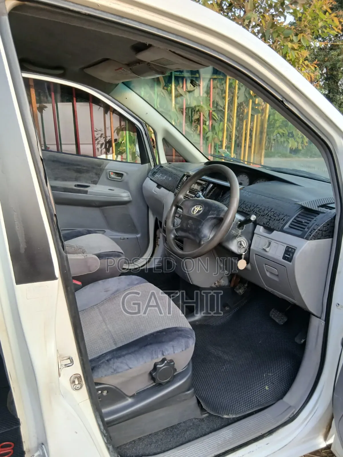 Toyota Noah 2004 White
