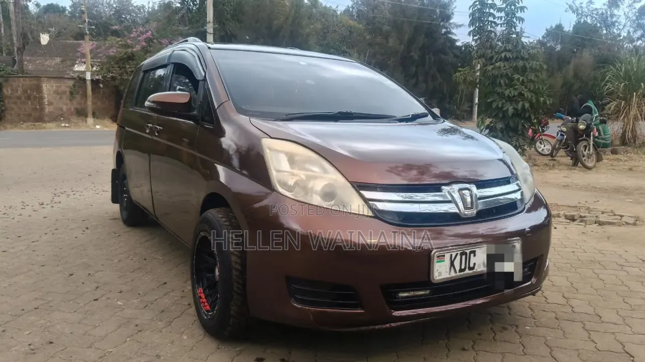 Toyota ISIS 2014 Maroon