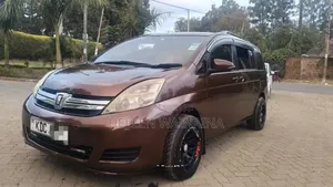 Toyota ISIS 2014 Maroon