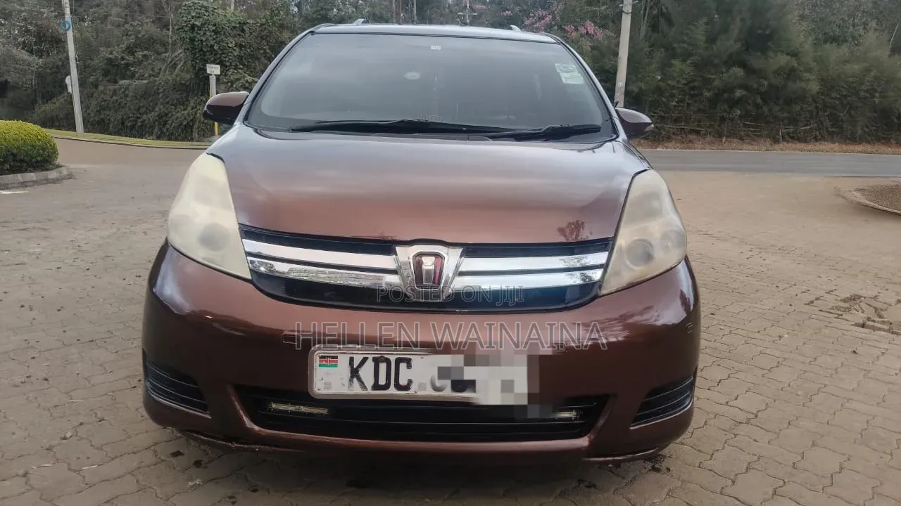 Toyota ISIS 2014 Maroon
