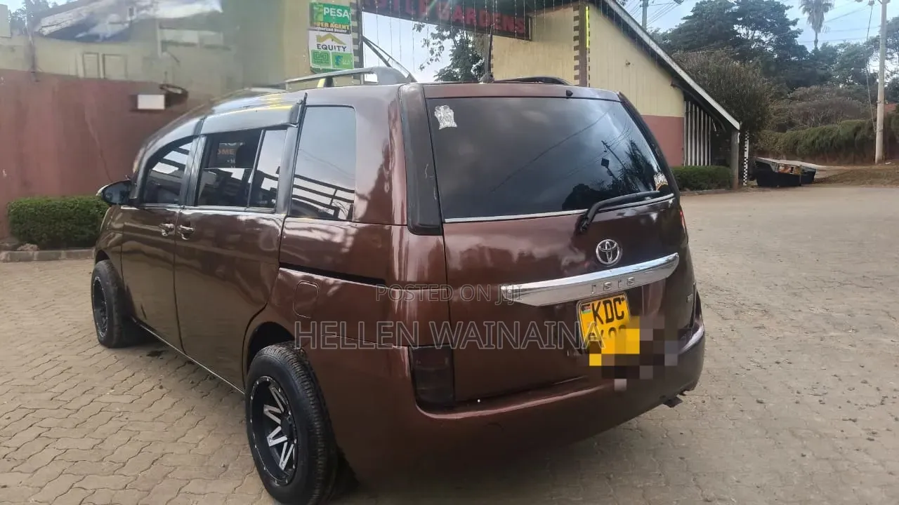 Toyota ISIS 2014 Maroon