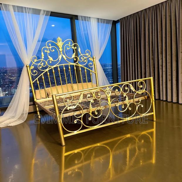 Aesthetic Strikingly Beautiful Queen Size Bed