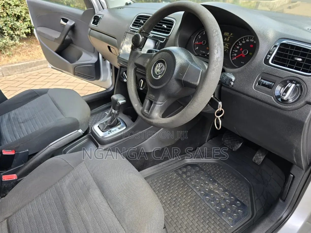 Volkswagen Polo 2011 Silver