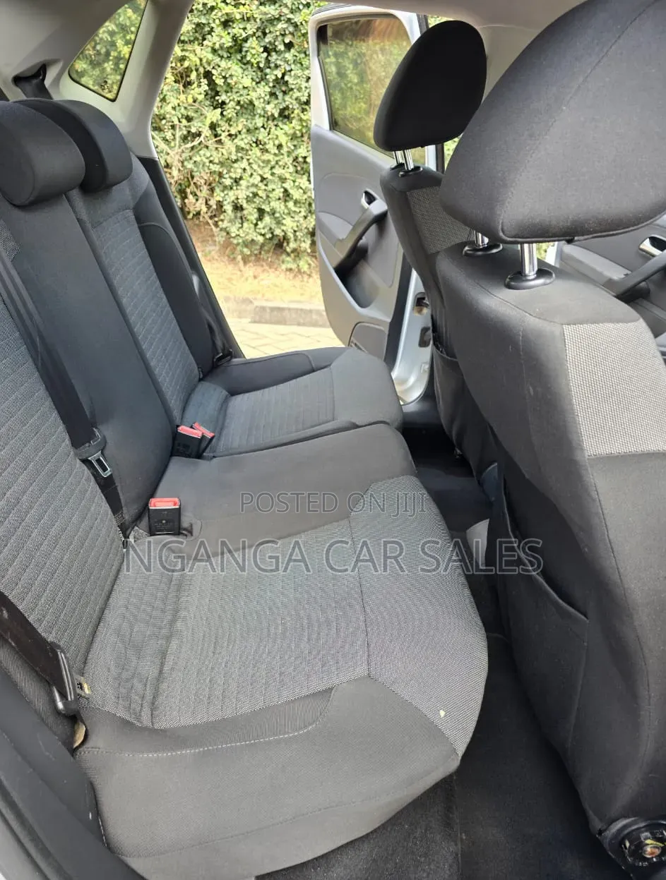 Volkswagen Polo 2011 Silver