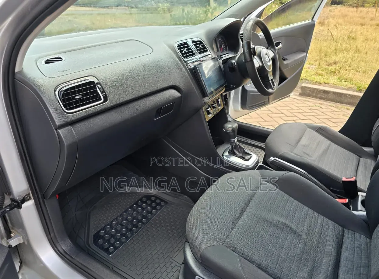 Volkswagen Polo 2011 Silver