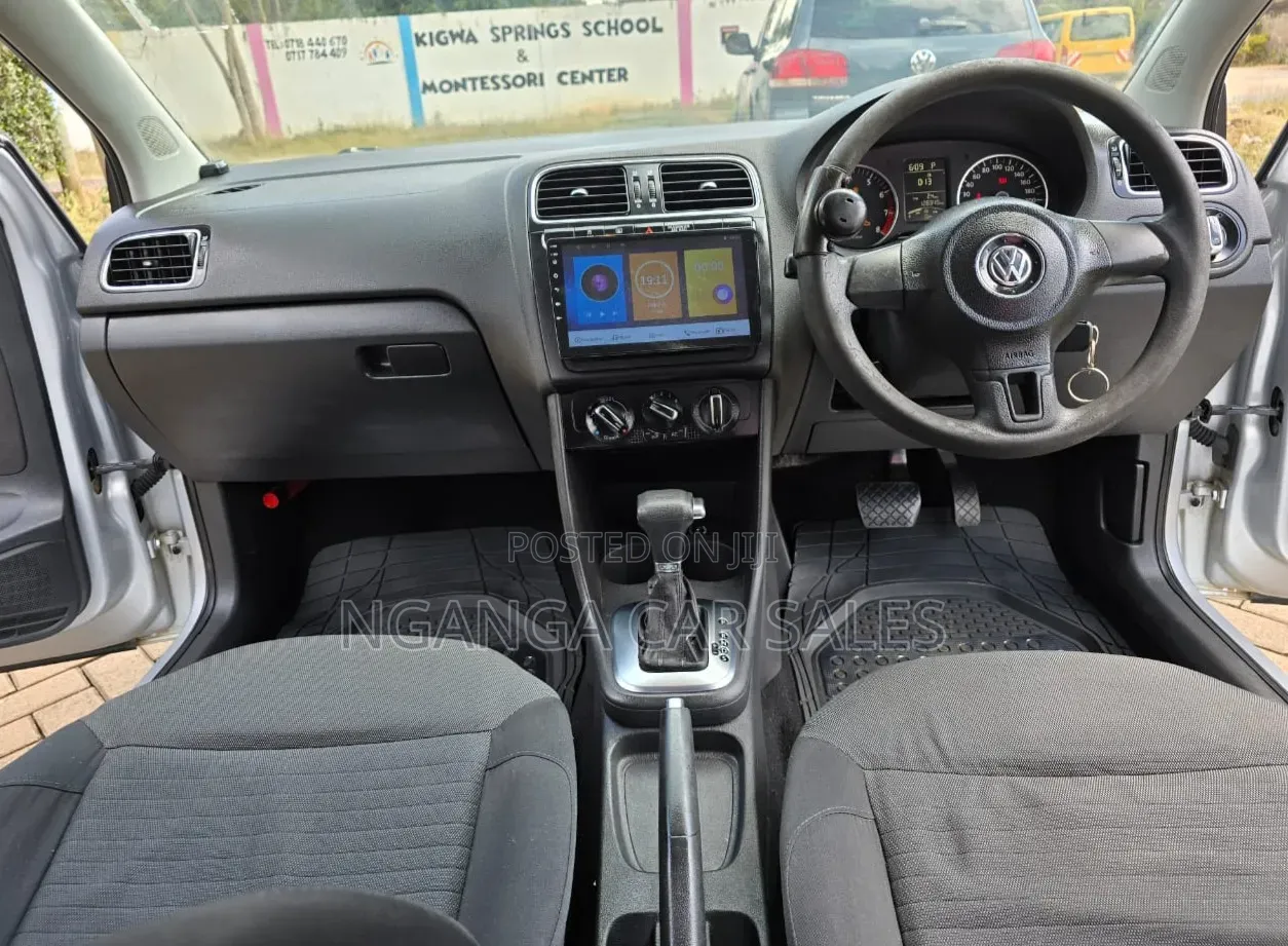 Volkswagen Polo 2011 Silver