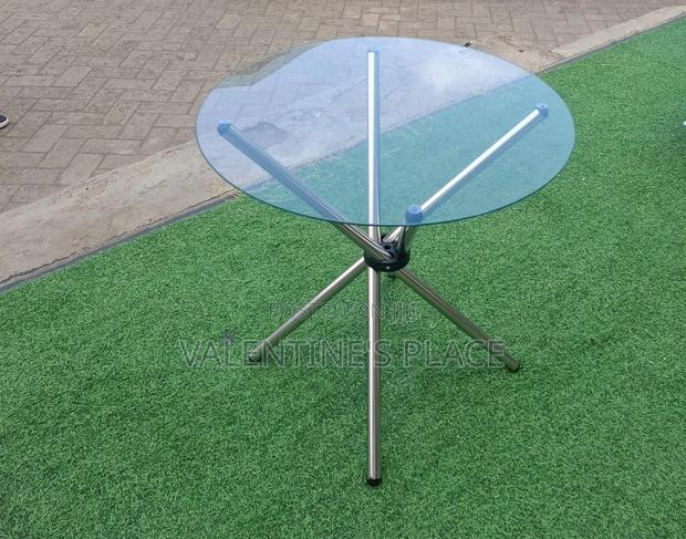 Give Your Living Room a Modern Touch With This Contemporary Round