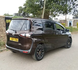 Toyota Sienta 2016 Brown
