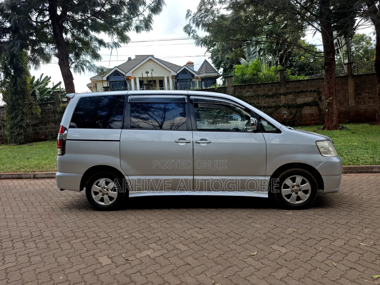 Toyota Voxy 2002 Silver