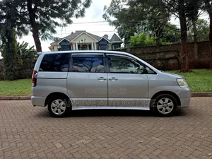 Toyota Voxy 2002 Silver