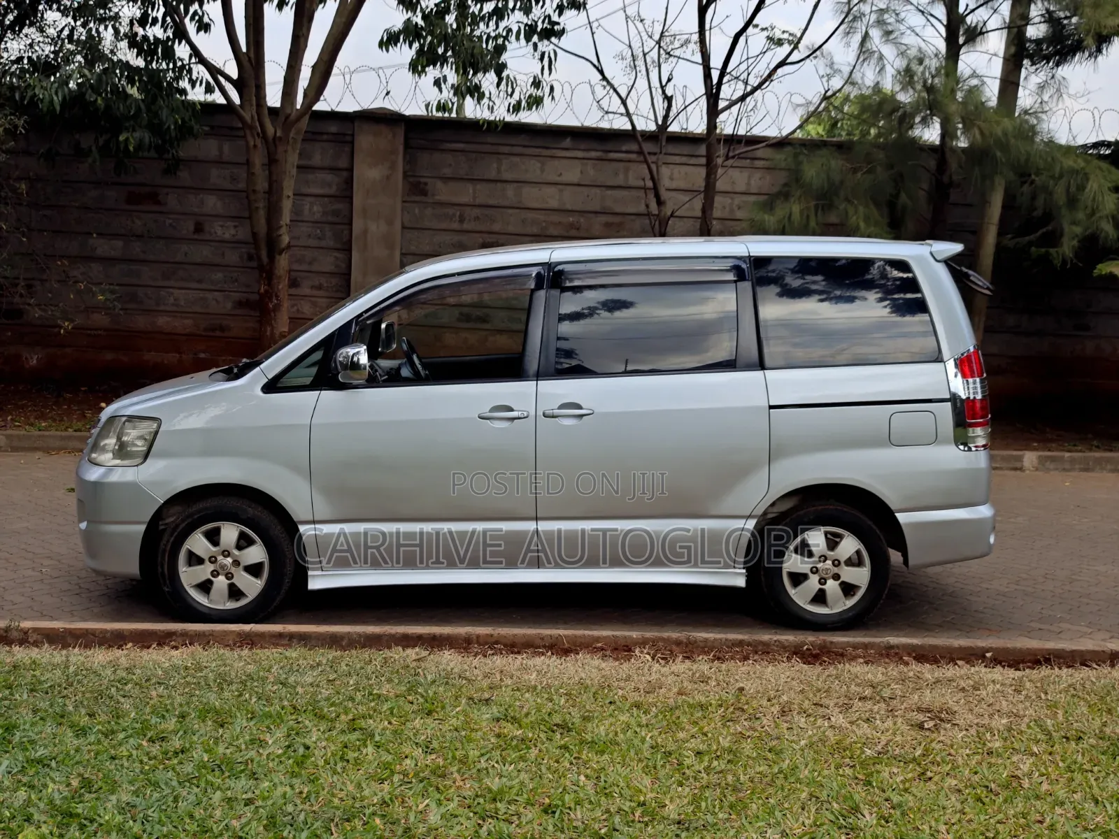 Toyota Voxy 2002 Silver