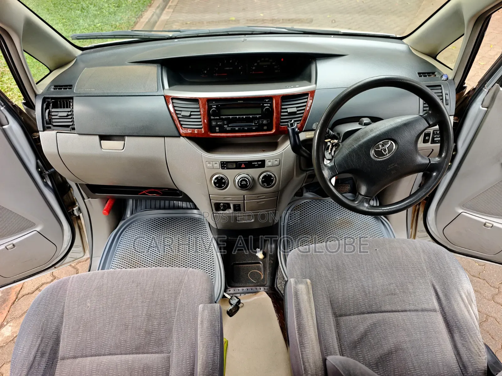 Toyota Voxy 2002 Silver