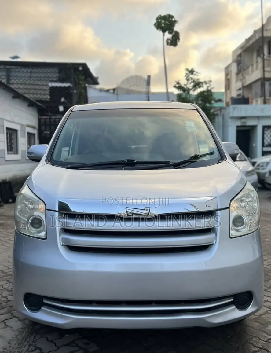 Toyota Noah 2.0 143hp AWD (8 Seater) 2009 Silver