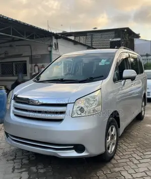 Toyota Noah 2.0 143hp AWD (8 Seater) 2009 Silver