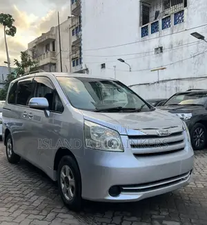 Toyota Noah 2.0 143hp AWD (8 Seater) 2009 Silver