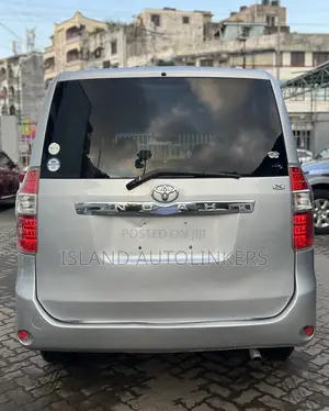 Toyota Noah 2.0 143hp AWD (8 Seater) 2009 Silver