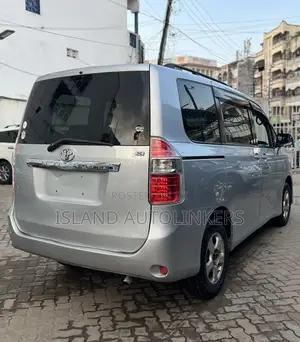 Toyota Noah 2.0 143hp AWD (8 Seater) 2009 Silver