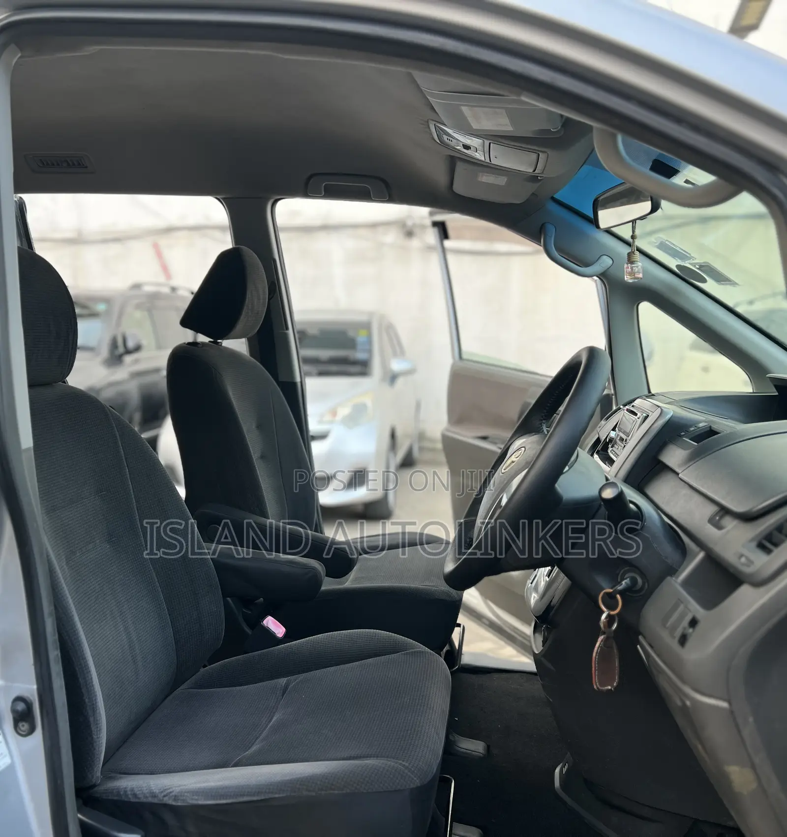 Toyota Noah 2.0 143hp AWD (8 Seater) 2009 Silver