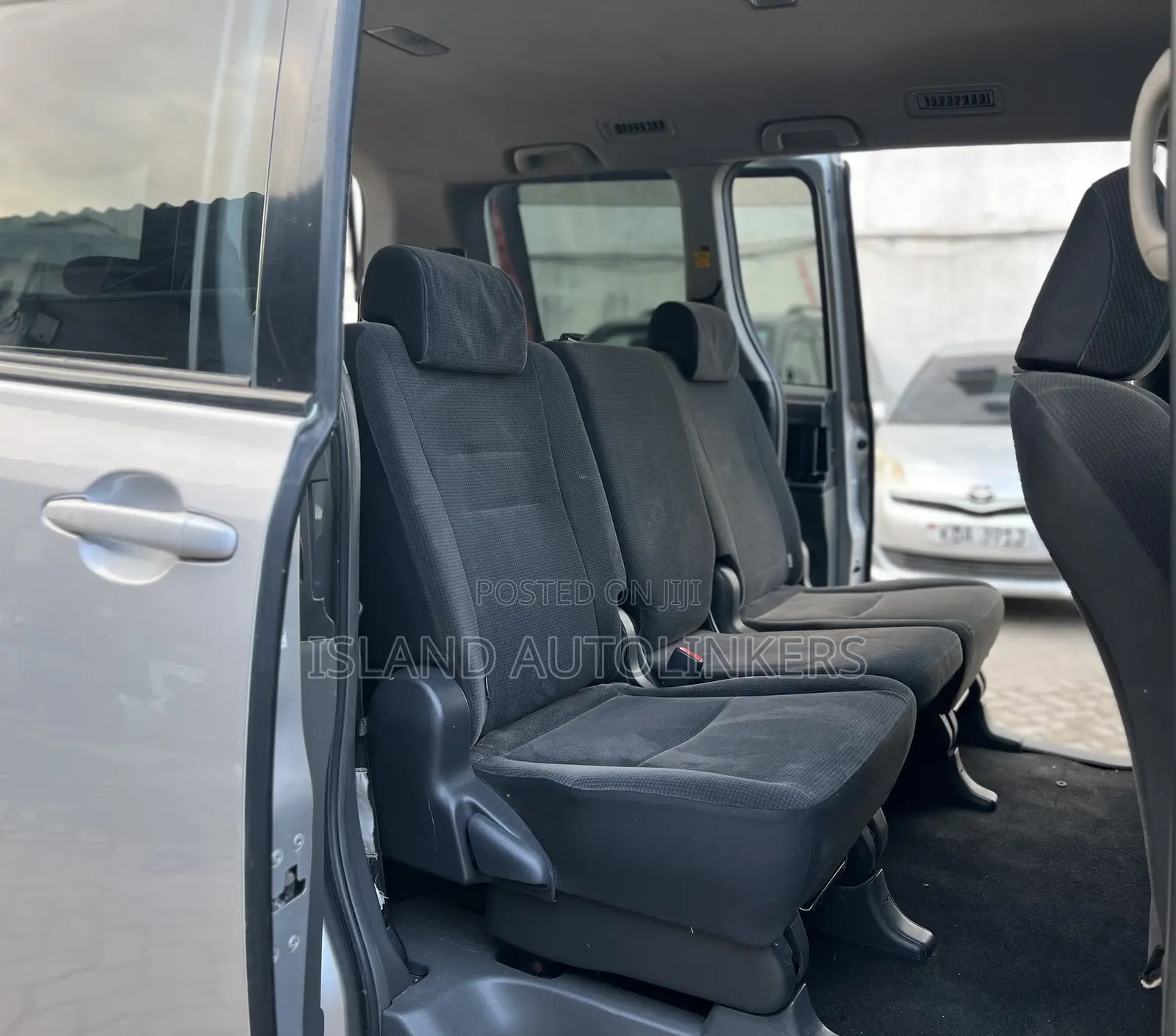 Toyota Noah 2.0 143hp AWD (8 Seater) 2009 Silver