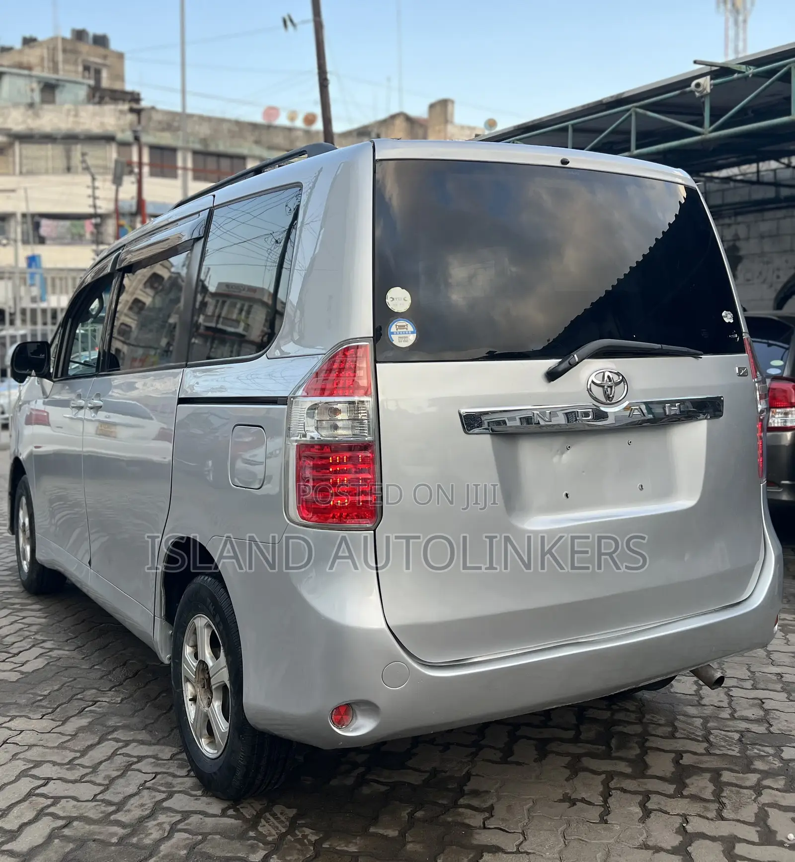 Toyota Noah 2.0 143hp AWD (8 Seater) 2009 Silver