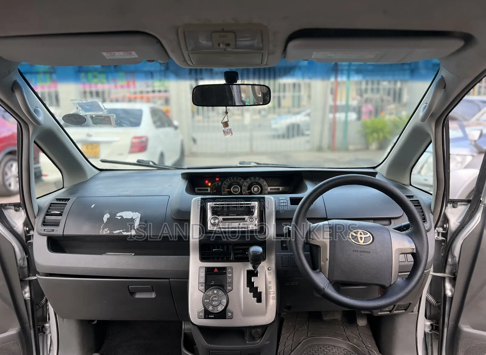 Toyota Noah 2.0 143hp AWD (8 Seater) 2009 Silver